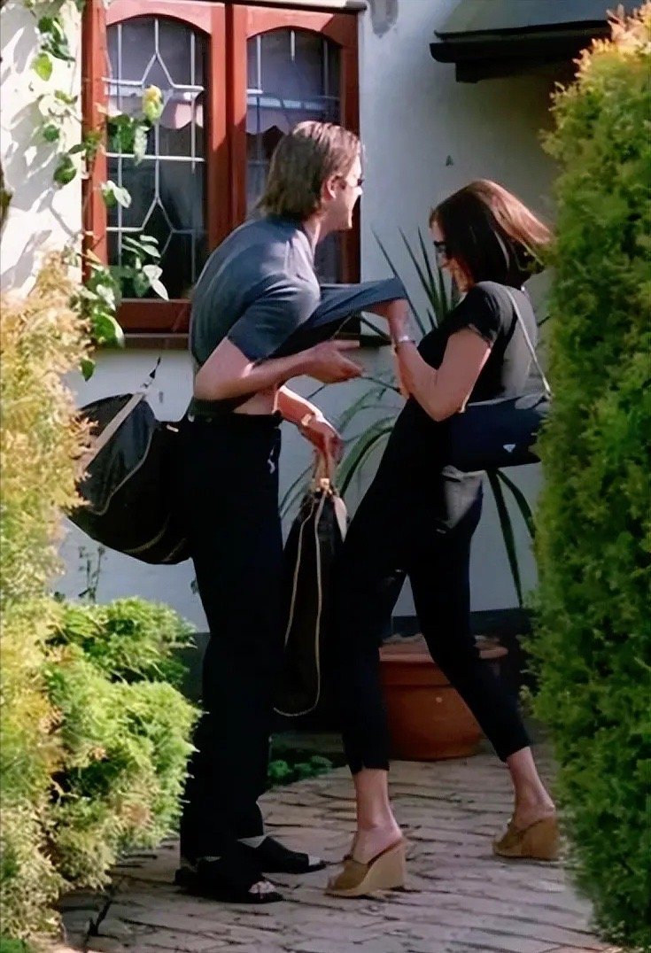 贝克汉姆维多利亚恩爱视频,贝克汉姆维多利亚夫妻恩爱