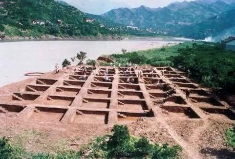 2001年湖北发现用熊猫陪葬的4000年古墓，这史前墓葬究竟是谁的？