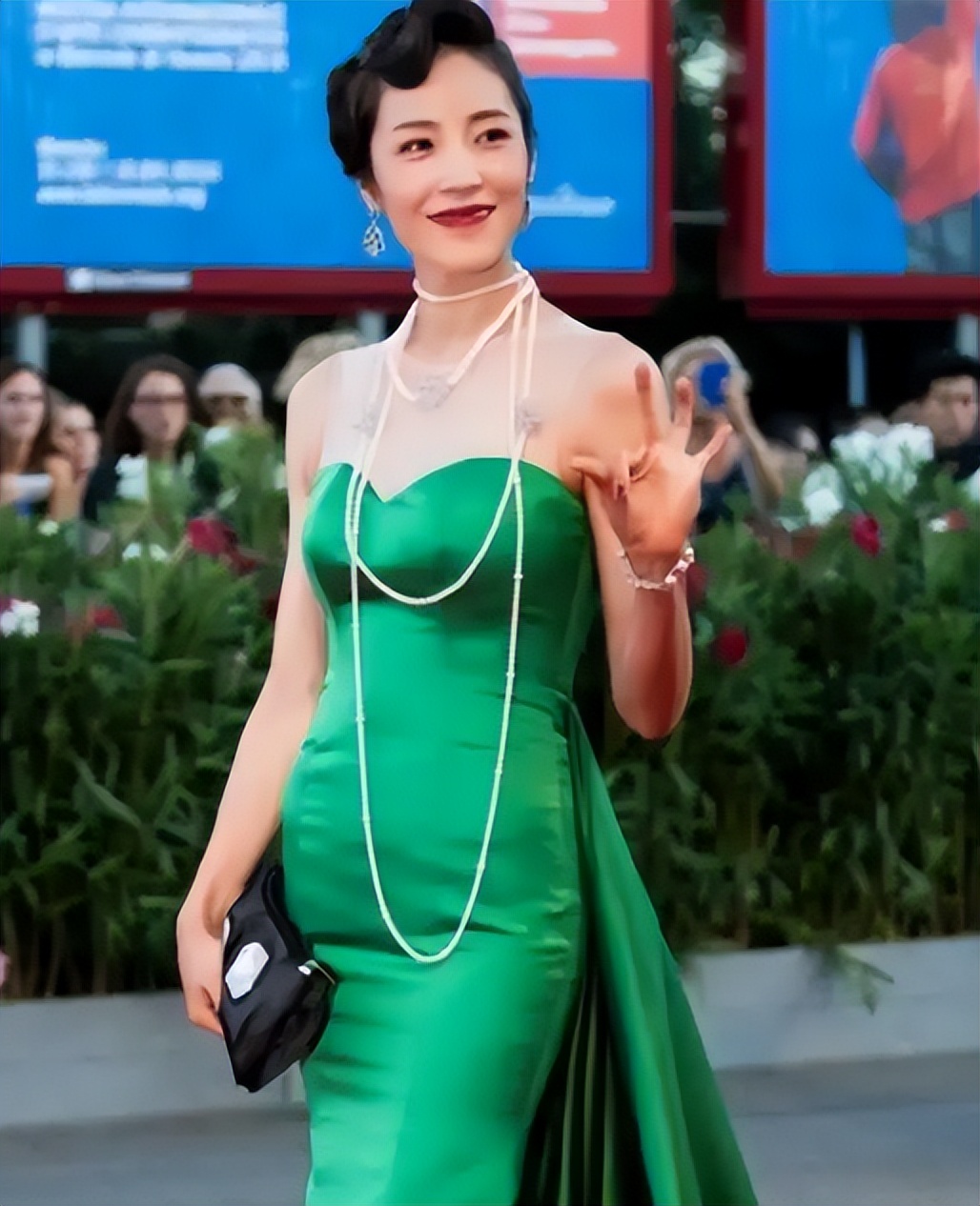 明星红毯假摔事件,明星红毯假摔倒抢镜