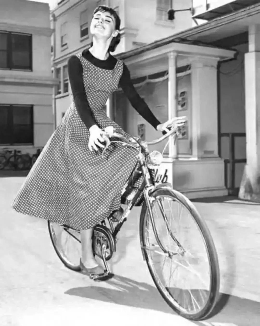 戴安娜穿紫色蕾丝裙,戴安娜经典穿搭礼服