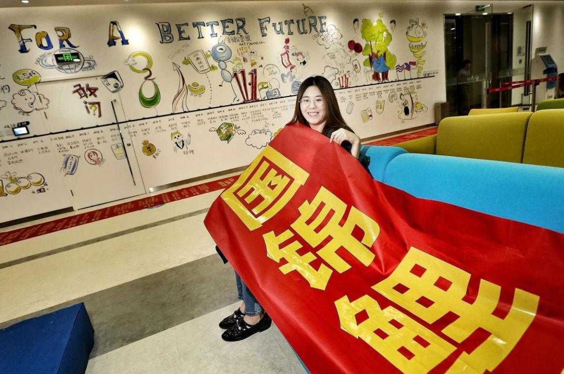 被支付宝一亿砸中的信小呆：辞职后环游世界，刷爆信用卡生活堪忧