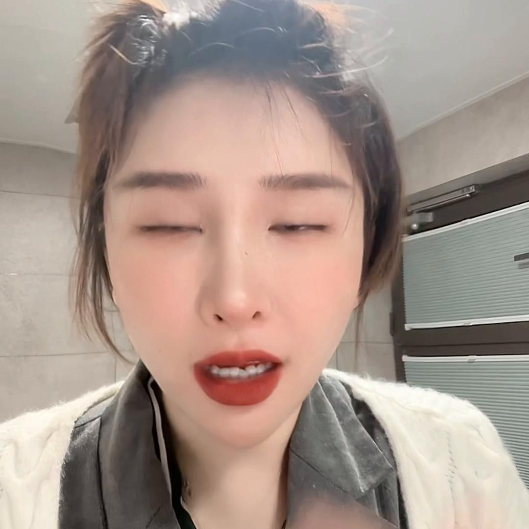 女人！你给我买！！戴上咱家草莓晶！涂上这个羞羞香水！咱...