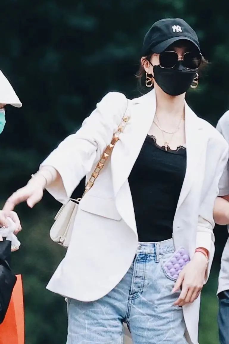 唐嫣在机场时背的焦糖色包,唐嫣曾经用过哪些包包