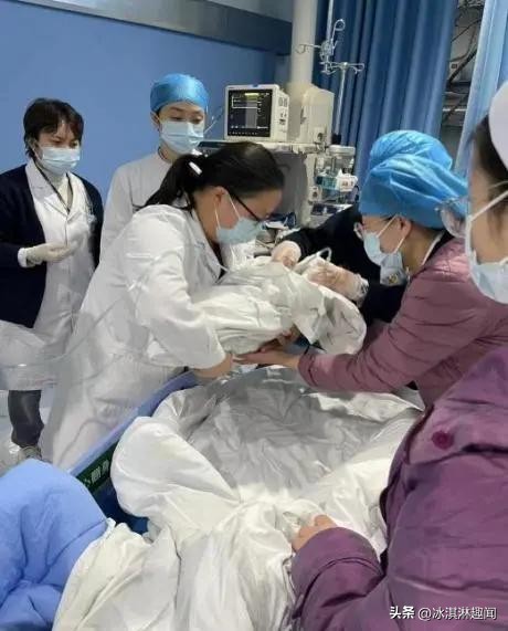 鑰佸﹩杞︿笂绐佺劧鍒嗗ī,濂充汉鍦ㄨ溅閲岀敓涓嬩簡濂冲┐