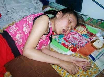 女孩被哥哥打两巴掌装瘫痪20年,女子被嫂子打两巴掌装病卧床20年