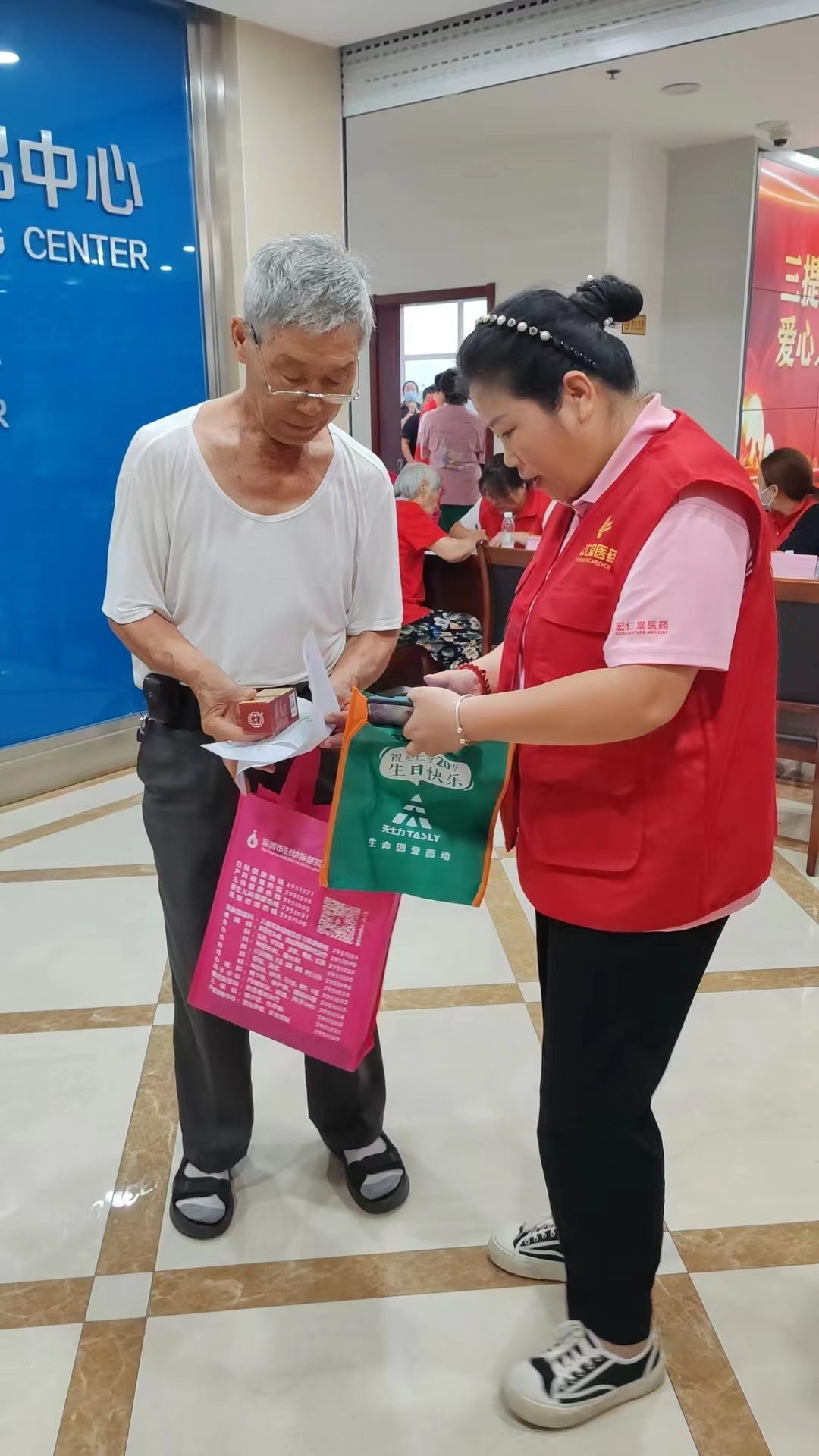 市三院联合宏仁堂“服务百姓健康行动”走进周村公共资源交易中心