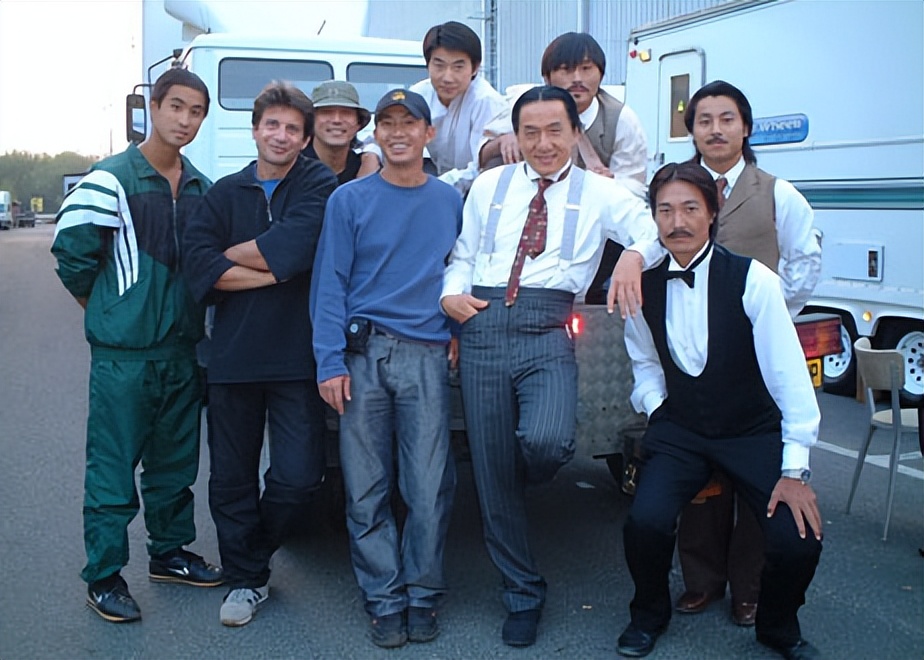 同样是成龙基因，把林凤娇儿子和吴绮莉女儿一对比，差距就出来了