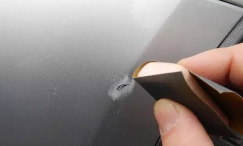 车漆划伤到啥程度才处理,车漆划伤了需要补漆吗