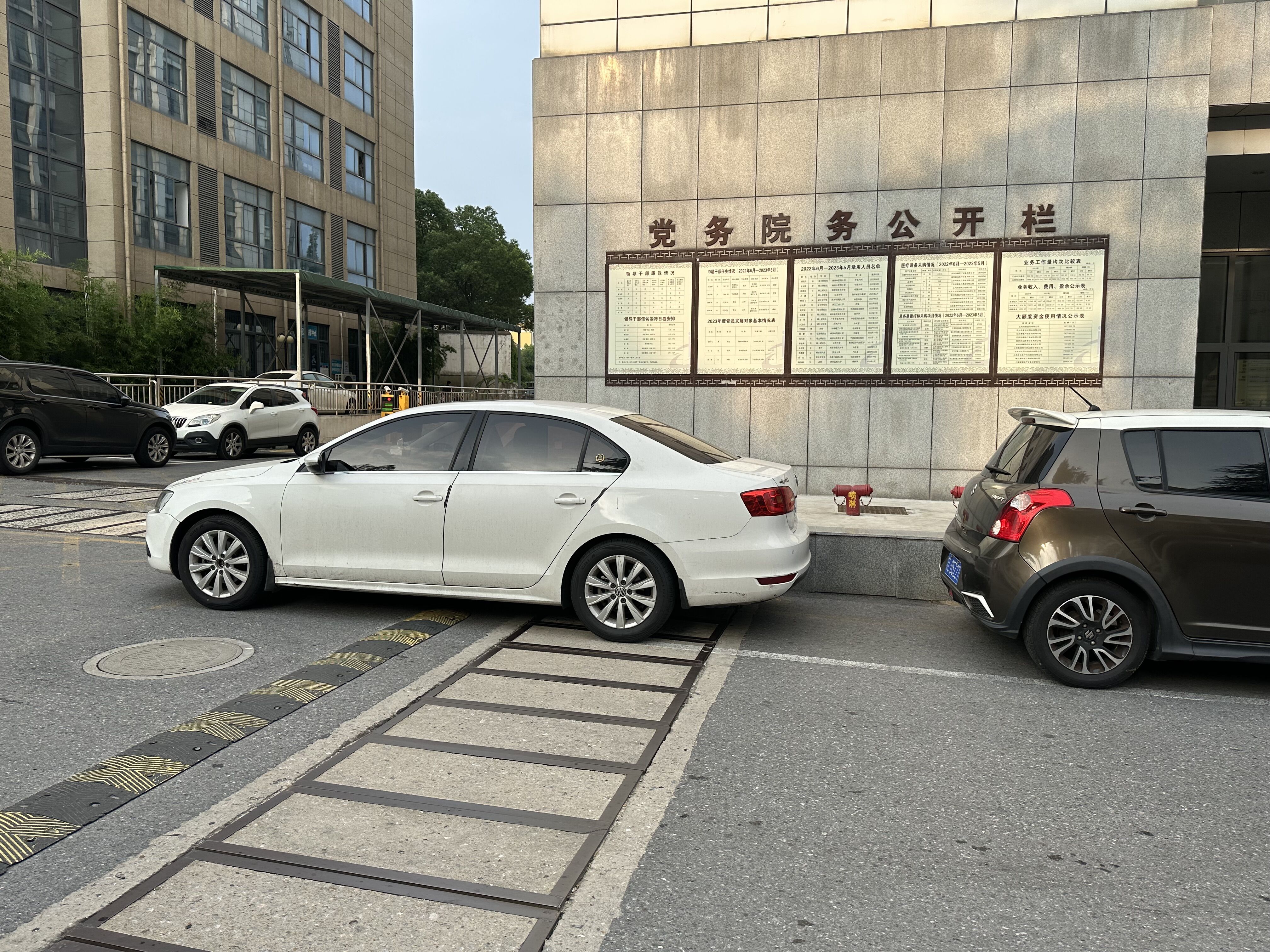 热线追踪完整,镇江中医院24小时电话多少