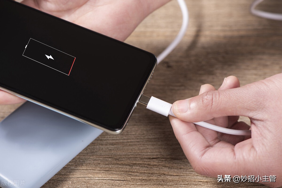 正确给手机充电延长电池使用寿命,充电拔来拔去是否影响电池寿命