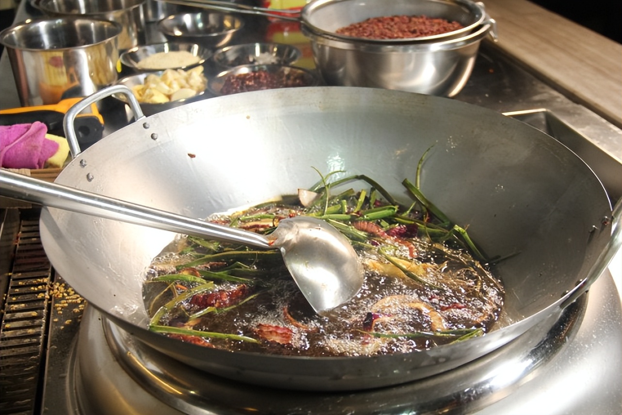 如何牛油火锅底料清澈红亮,炒好火锅料