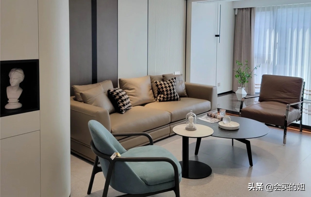 黑白灰现代简约风格客厅沙发颜色,墙漆是蓝色选什么颜色的皮质沙发