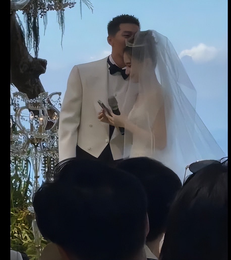 何超莲和窦骁婚礼娘家人出席了吗,何超莲窦骁将举办婚礼罕见同框