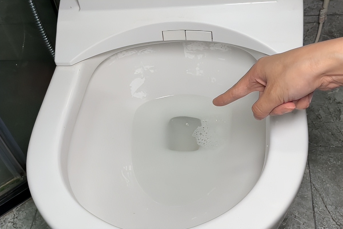 马桶上厕所老是被溅到水,不小心碰到马桶水怎么办