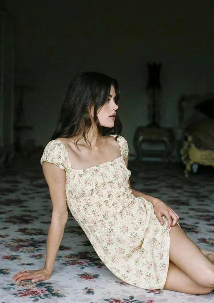 女生穿碎花会不会老气,女孩子穿碎花裙真漂亮