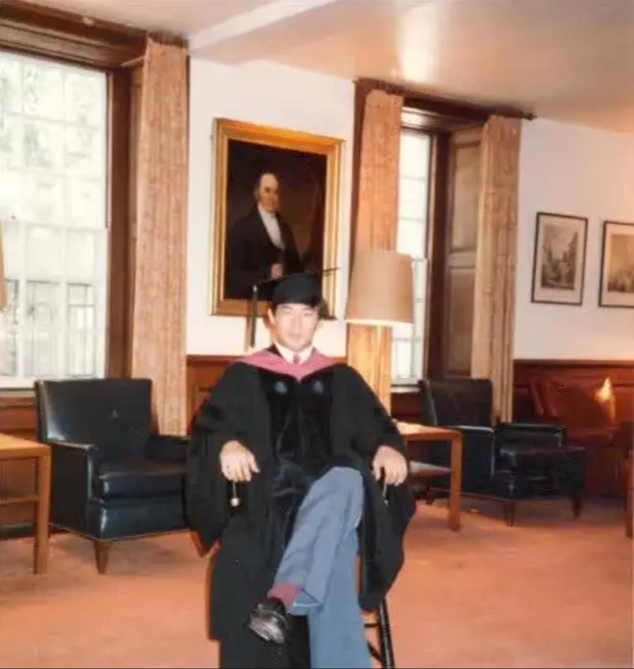 自杀的34岁中国天才，美国加州为他降半旗，背后却是一段无奈往事