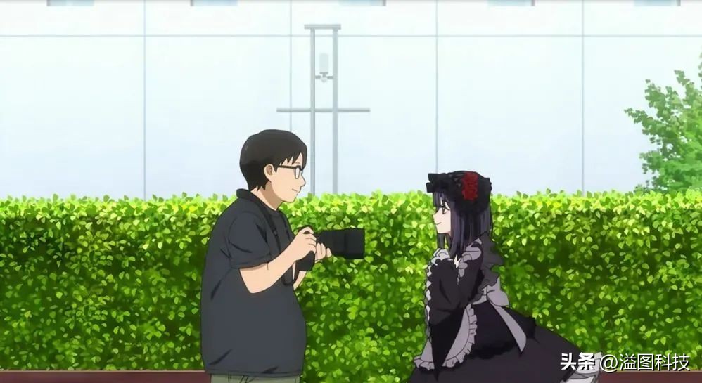 《更衣人偶坠入爱河》中的美少女选了哪款相机？