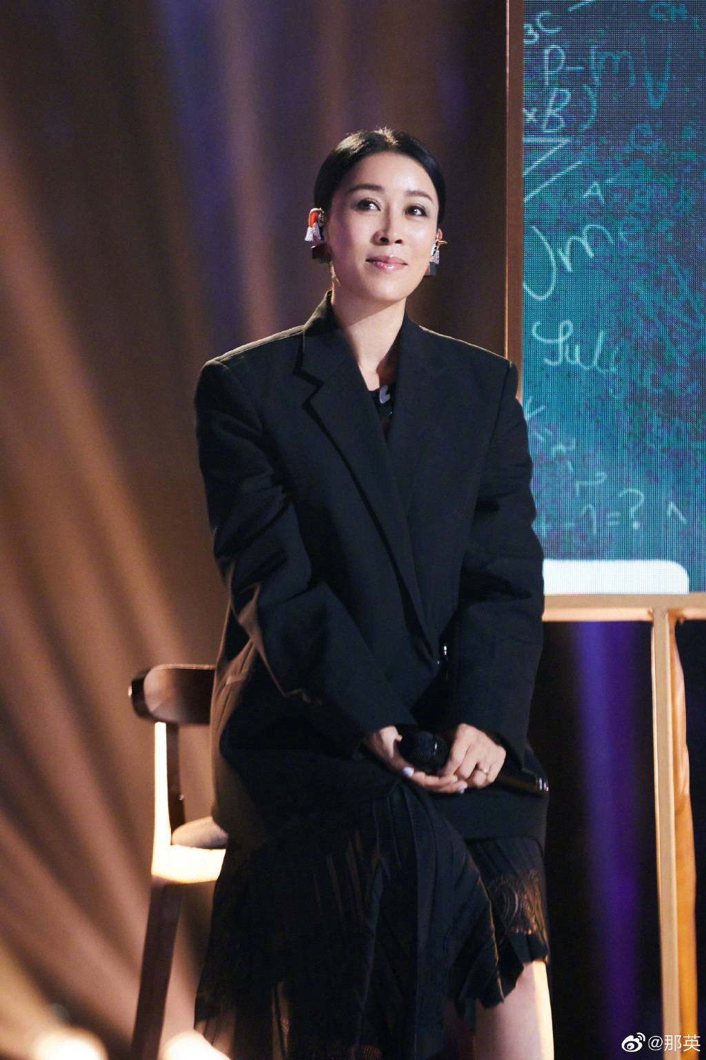 那英伦敦购物被偶遇，仅穿一条紧身裤不怕冷，出行低调收获颇丰