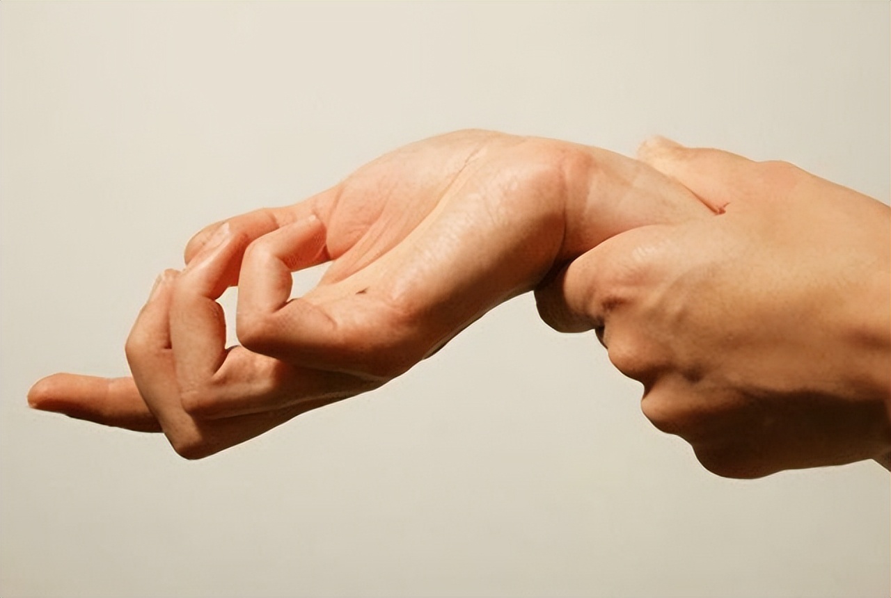 手麻的原因及治疗方法,经常手麻是病吗教你三招缓解手麻