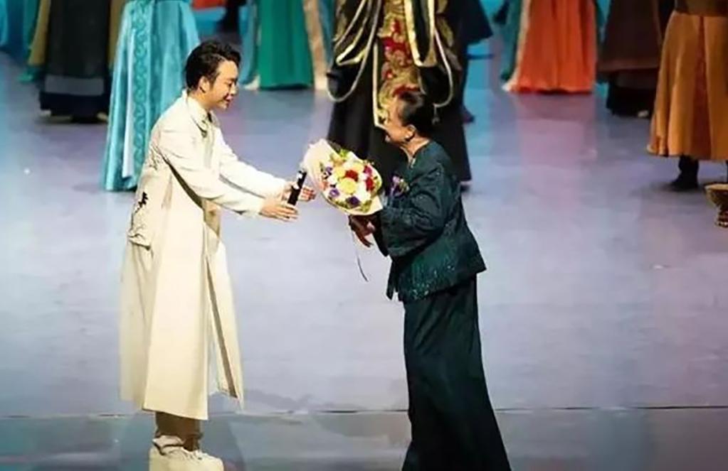 泰国王室阴盛阳衰：诗琳通终身不嫁为国家，国王却风流荒唐不成器