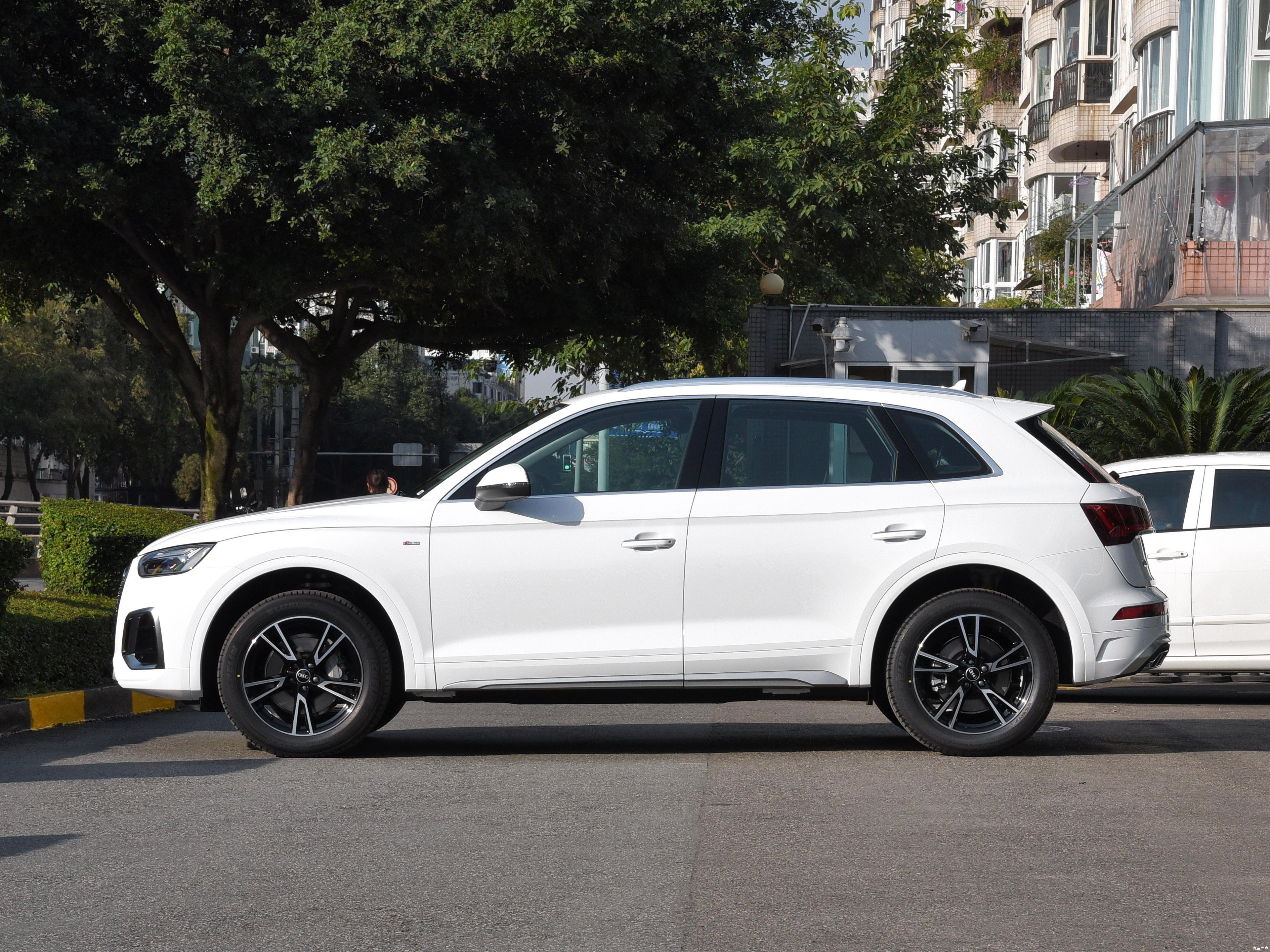 2022款奥迪q5l45t豪华致雅型试驾,2022奥迪q5l45tfsi致雅型黑色