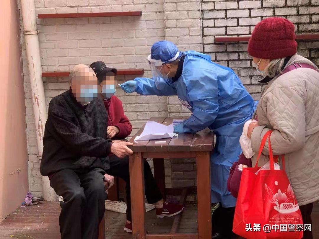 【疫情当前警察不退】上海600多支公安“社区帮困先锋队”活跃在全市抗疫一线关爱特困人群彰显“公安温度”