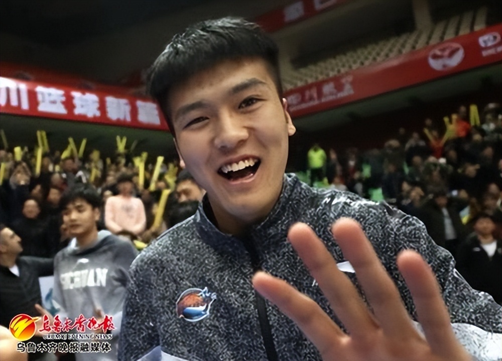 新疆男篮黄荣奇视频,黄荣奇新赛季回归四川篮球吗