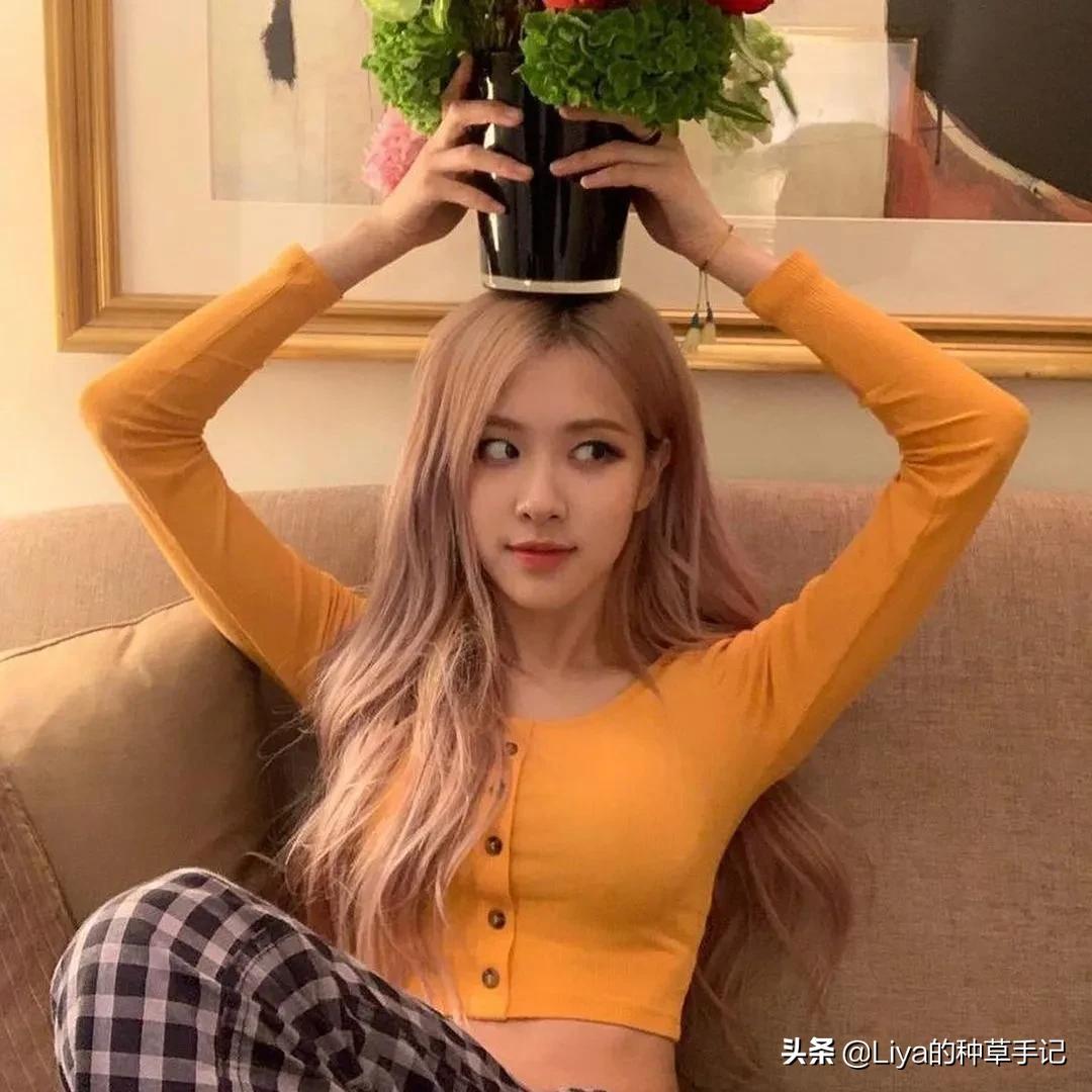 克莱因蓝和什么色搭配高级,35岁穿克莱因蓝好看吗