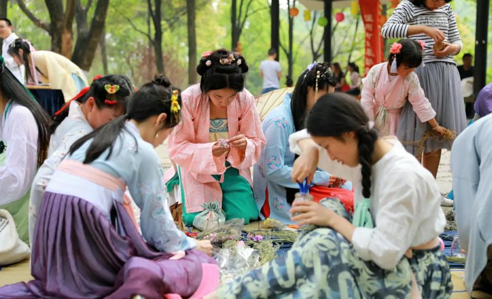 清明节是一个特别有趣的节日,清明节是一个富有特色的节日