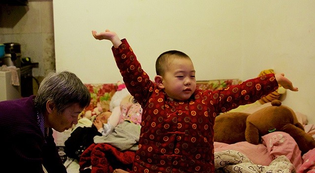 2010年，56岁失独母亲生下试管龙凤胎，后因过度劳累患上脑梗