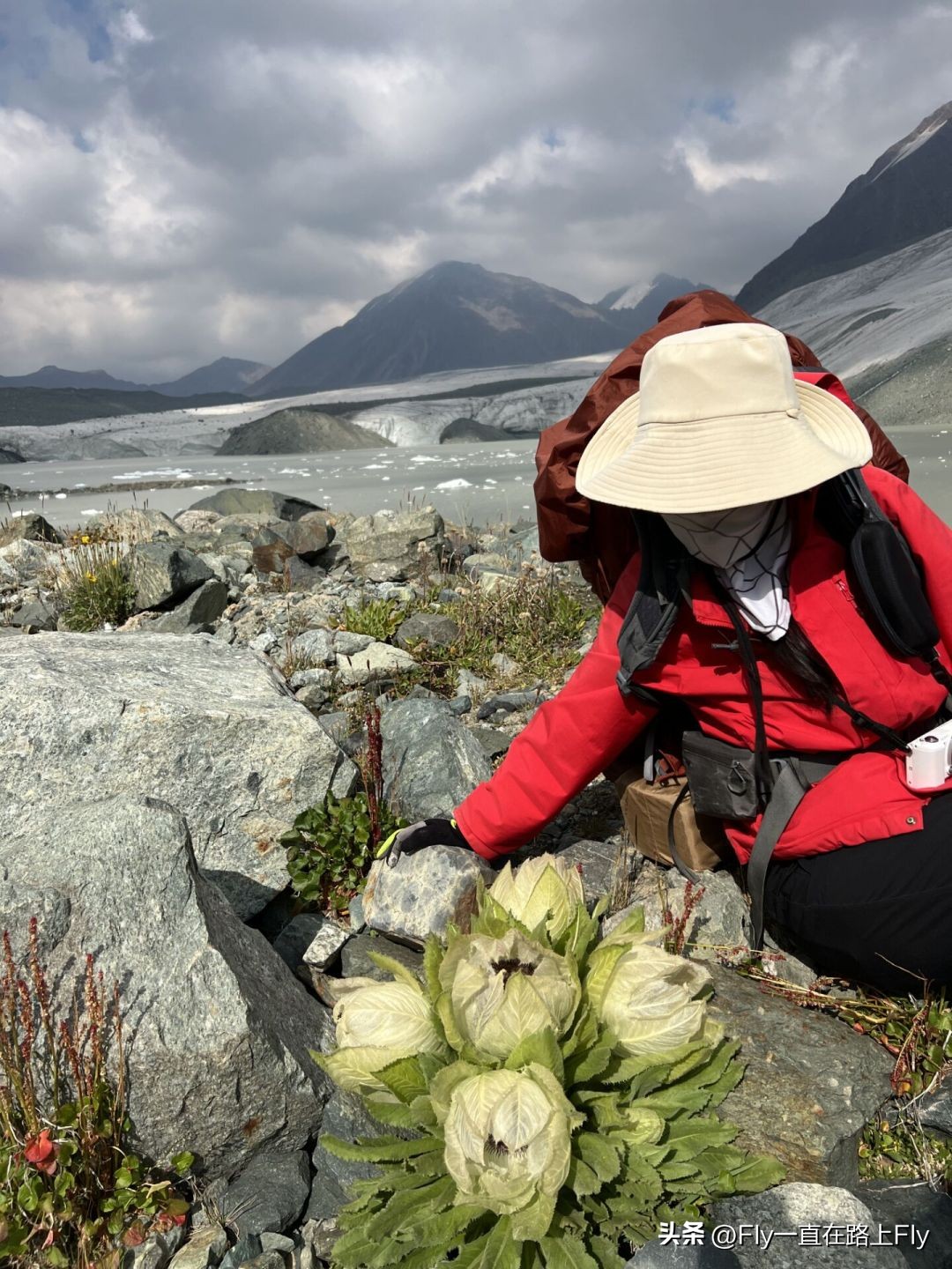 穿越博格达峰脚下冰湖之旅,徒步穿越新疆博格达峰