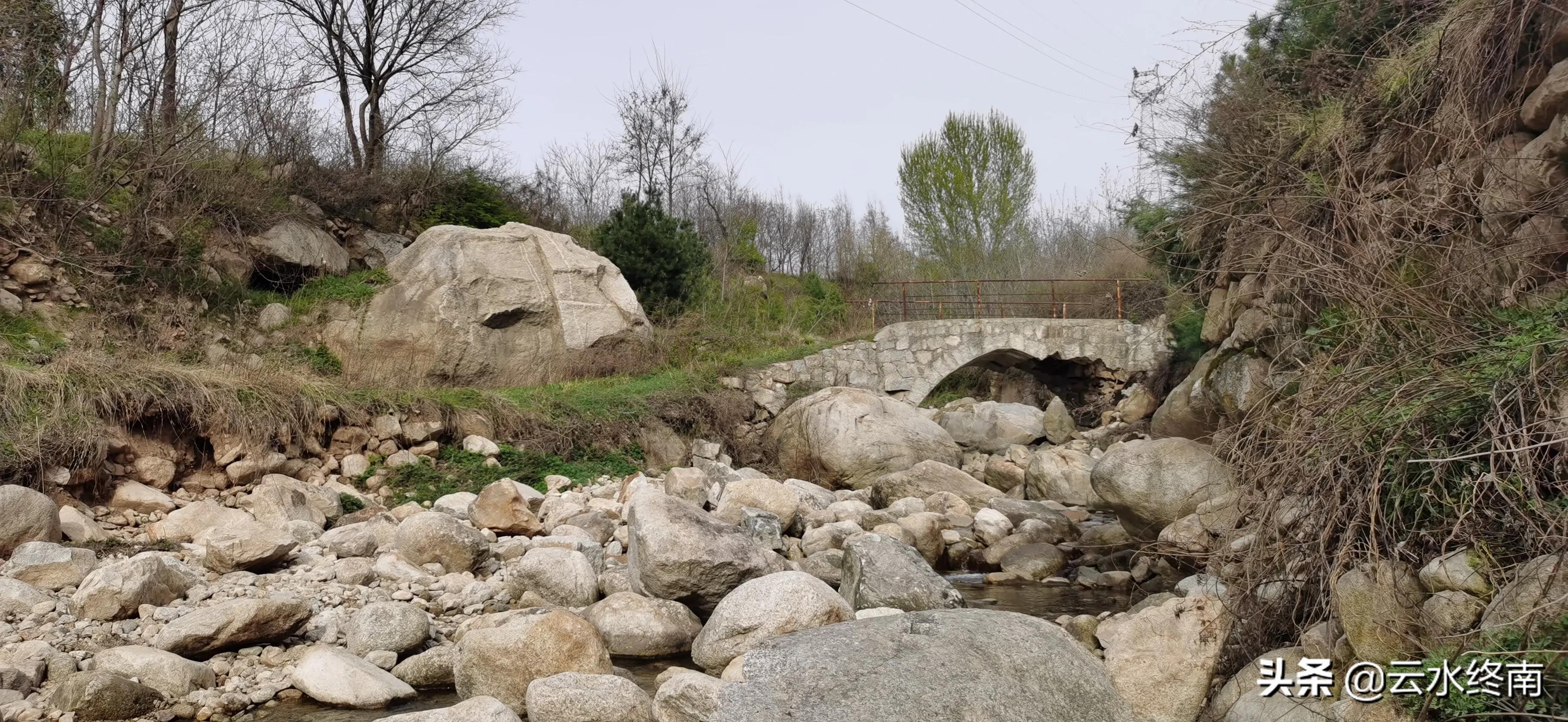 野逛桐花沟，我想欺骗一个老汉却被识破，不料却发现了一个峪口