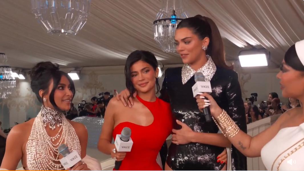 拖把头、海底生化人穿搭，美国这最受瞩目的一夜，如“群魔乱舞”