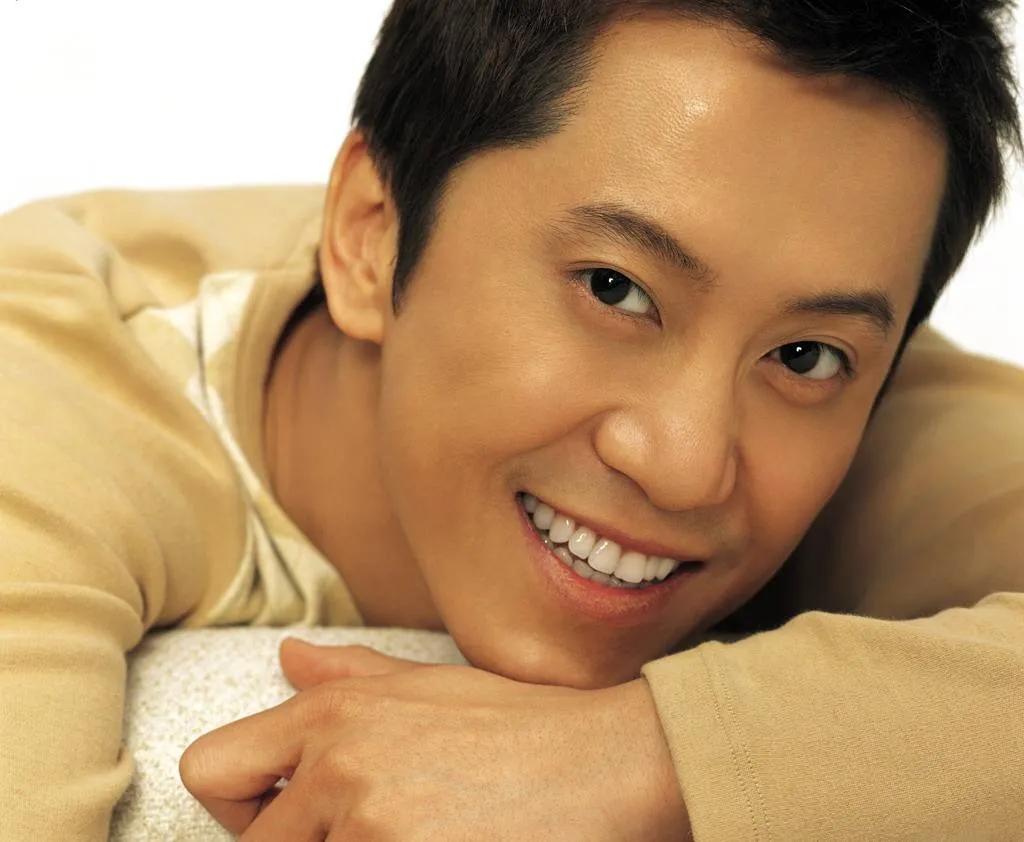 毛宁51岁再次翻红了吗,毛宁依旧阳刚帅气潇洒