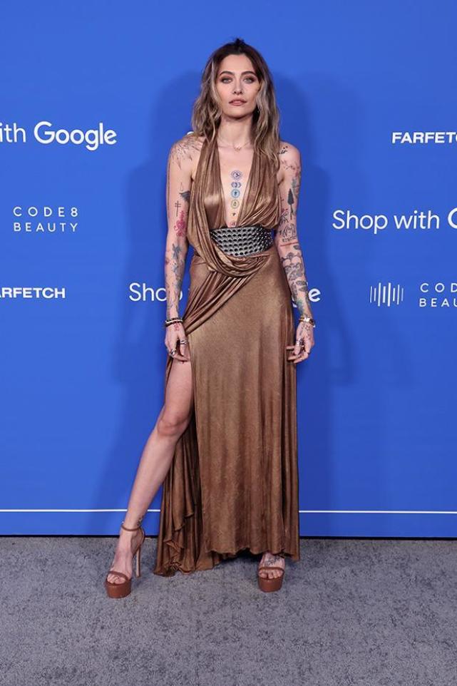 迈克尔杰克逊女儿穿黑色背心,迈克尔杰克逊跟女儿街拍面纱