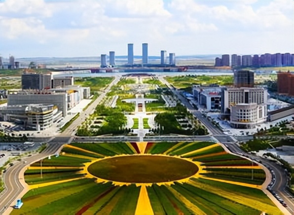 鄂尔多斯市一中东校区成绩创新高，康巴什区推进优质教育事业发展