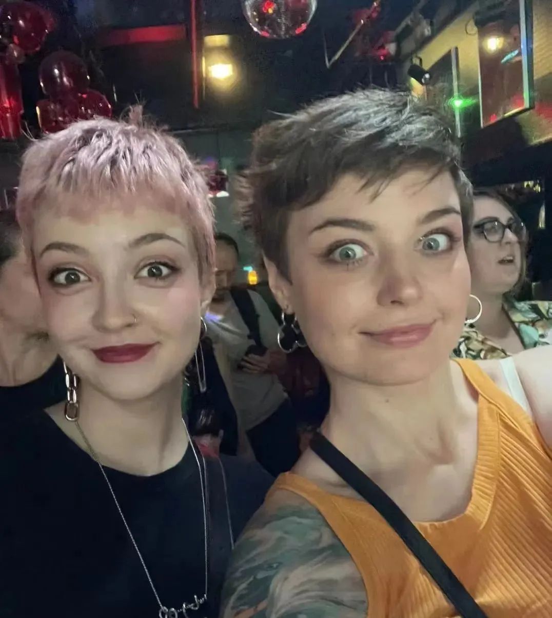 73个外国人，想要拯救一家上海的理发店