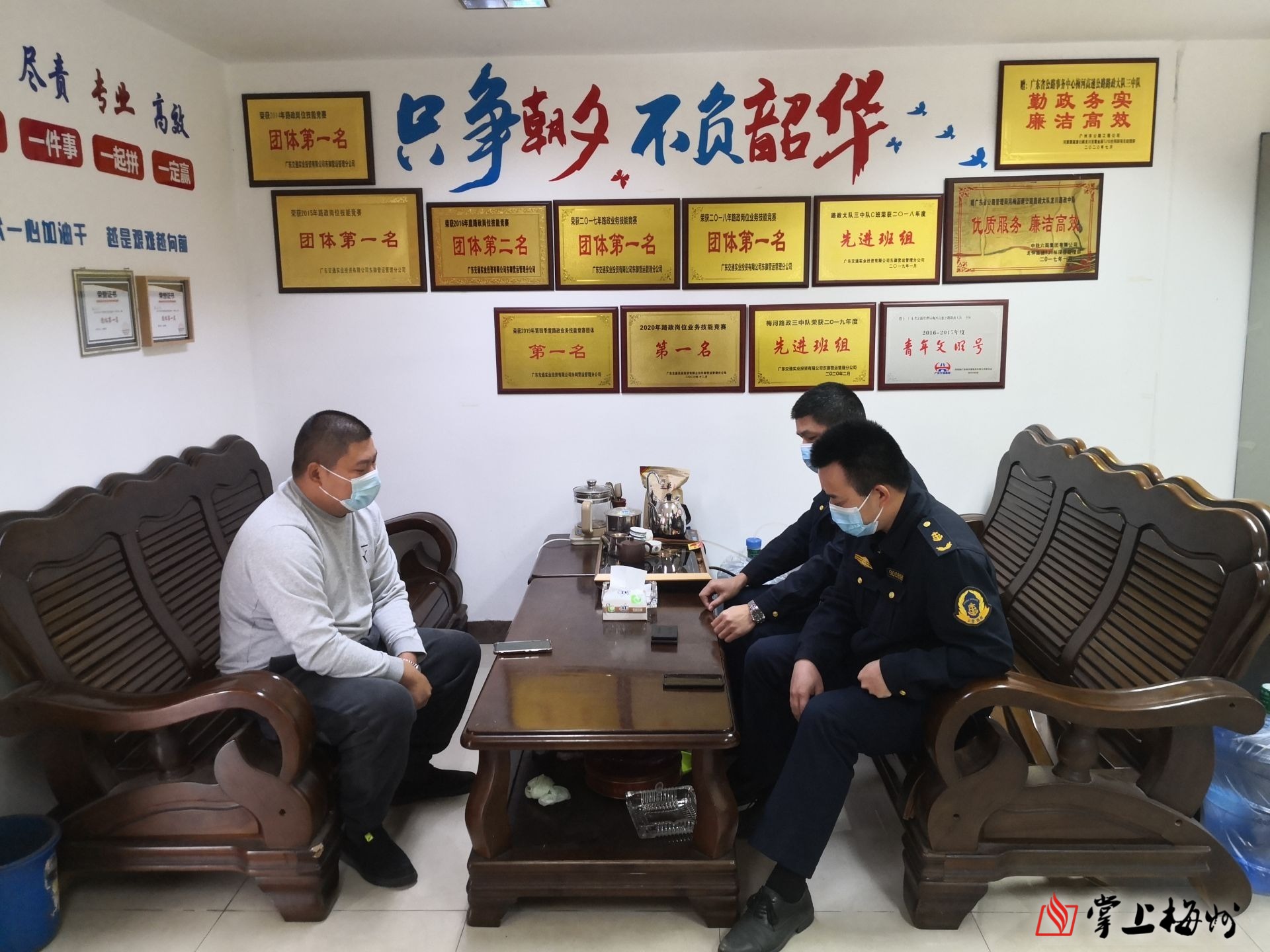 货车高速掉铁片致30多辆车炸胎,货车车厢破了一个洞