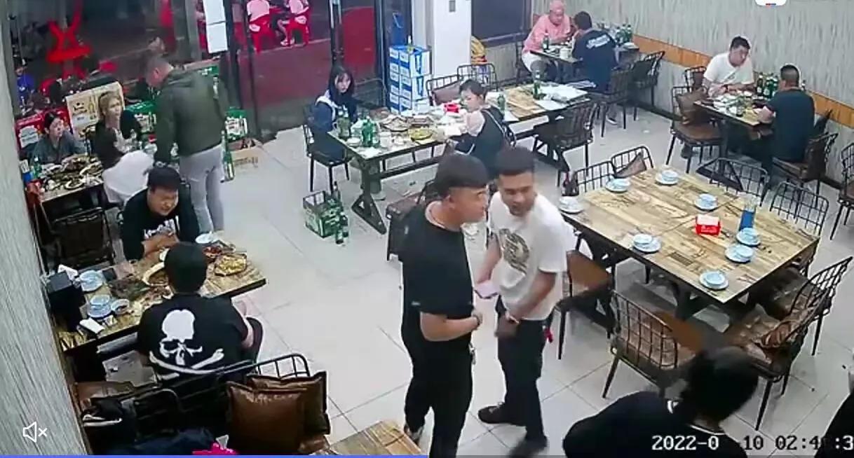 唐山男子殴打女性打人事件曝光,唐山多名男子殴打女士事件