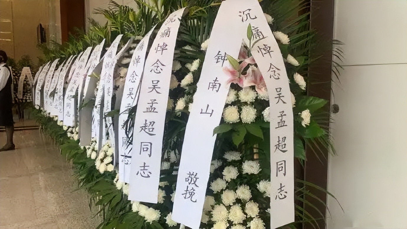 花圈上挽联方法有哪些讲究,花圈挽联是怎么贴的