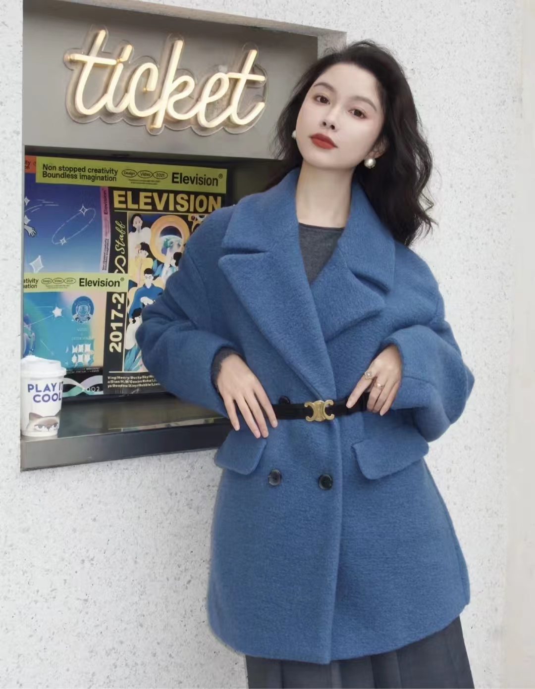 外套秋冬蓝色搭配什么颜色,秋冬比较显高级的颜色搭配