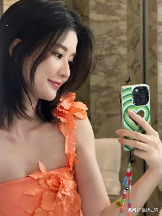 乔欣街头皮衣回眸夜晚半身照,乔欣抹胸白礼服女神气质高清写真