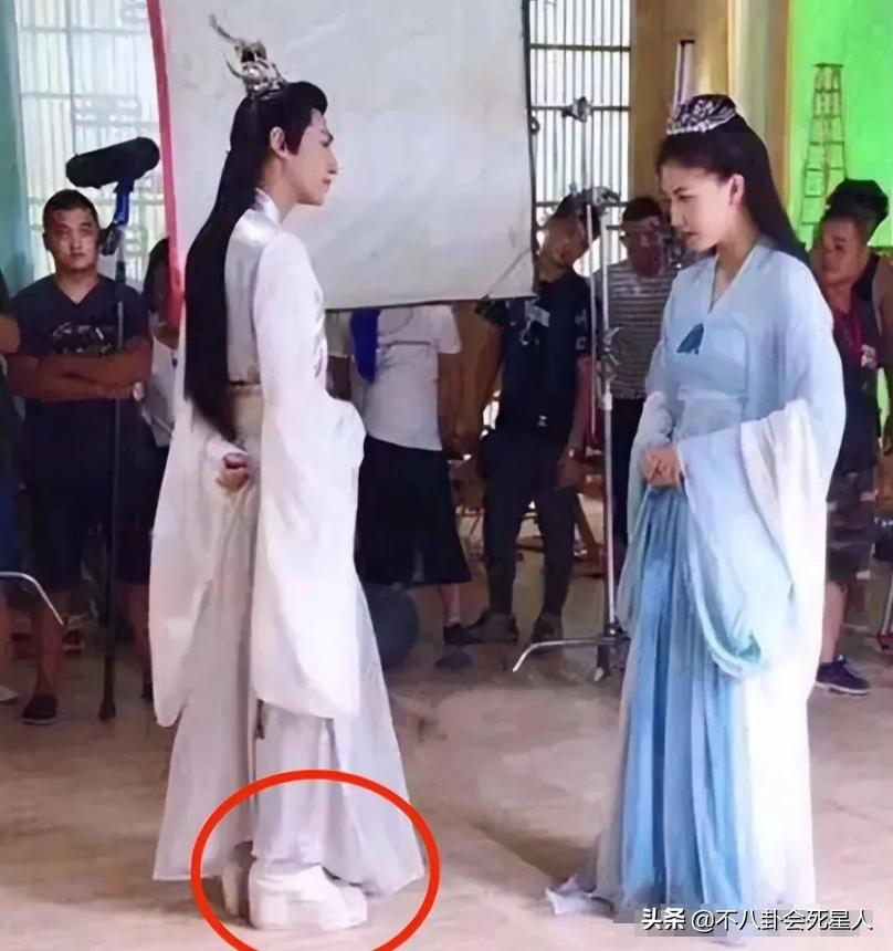 男人味也能“造假”？眉毛稀疏、画腹肌、贴鬓角，张艺兴差距最大