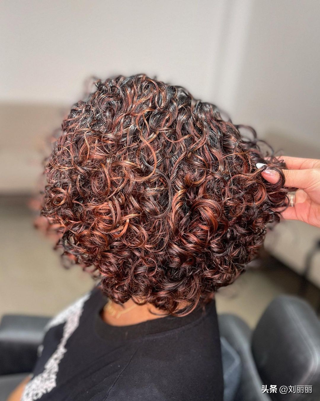 波波头满头小卷发型图片2015,高层次波波头满头造型烫打理