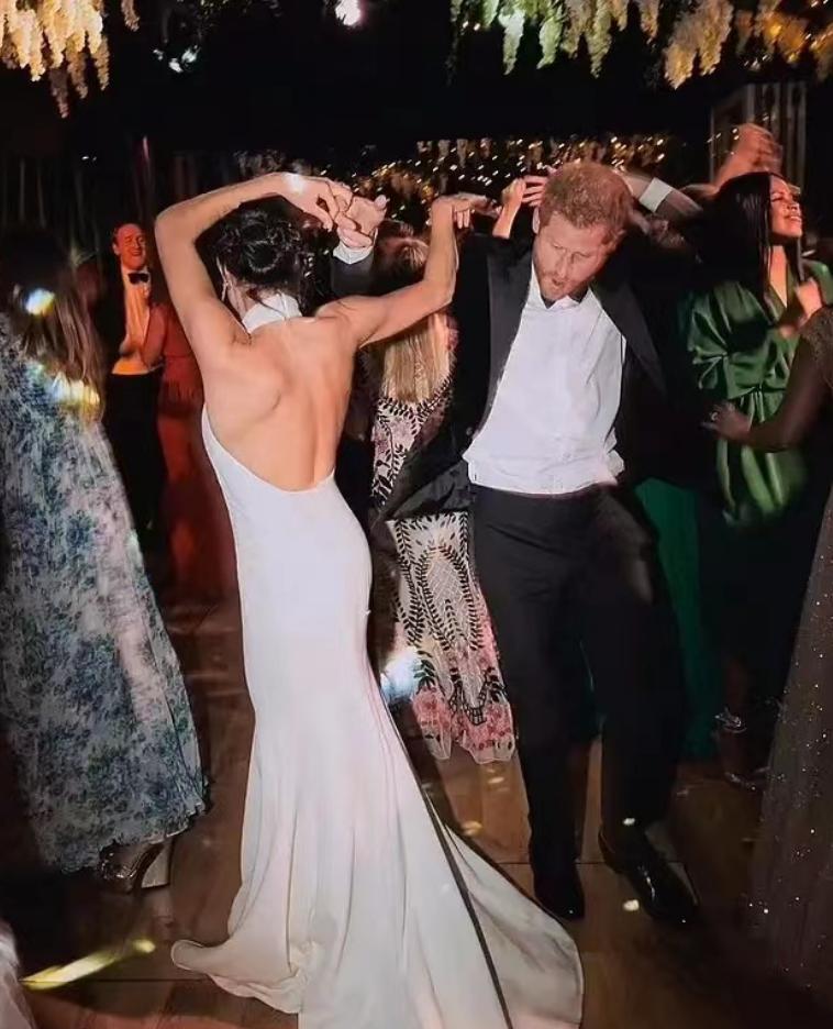 梅根罕见走红毯依然高调,梅根穿露背裙图片