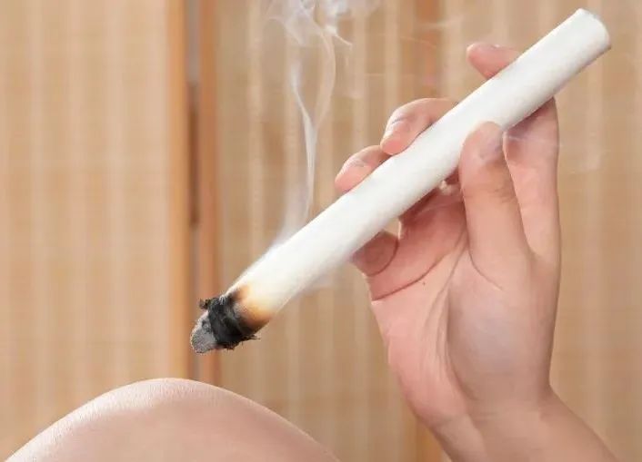 坐在石墩上缓解痛经的姿势,为啥女生夏天坐石墩子会缓解痛经