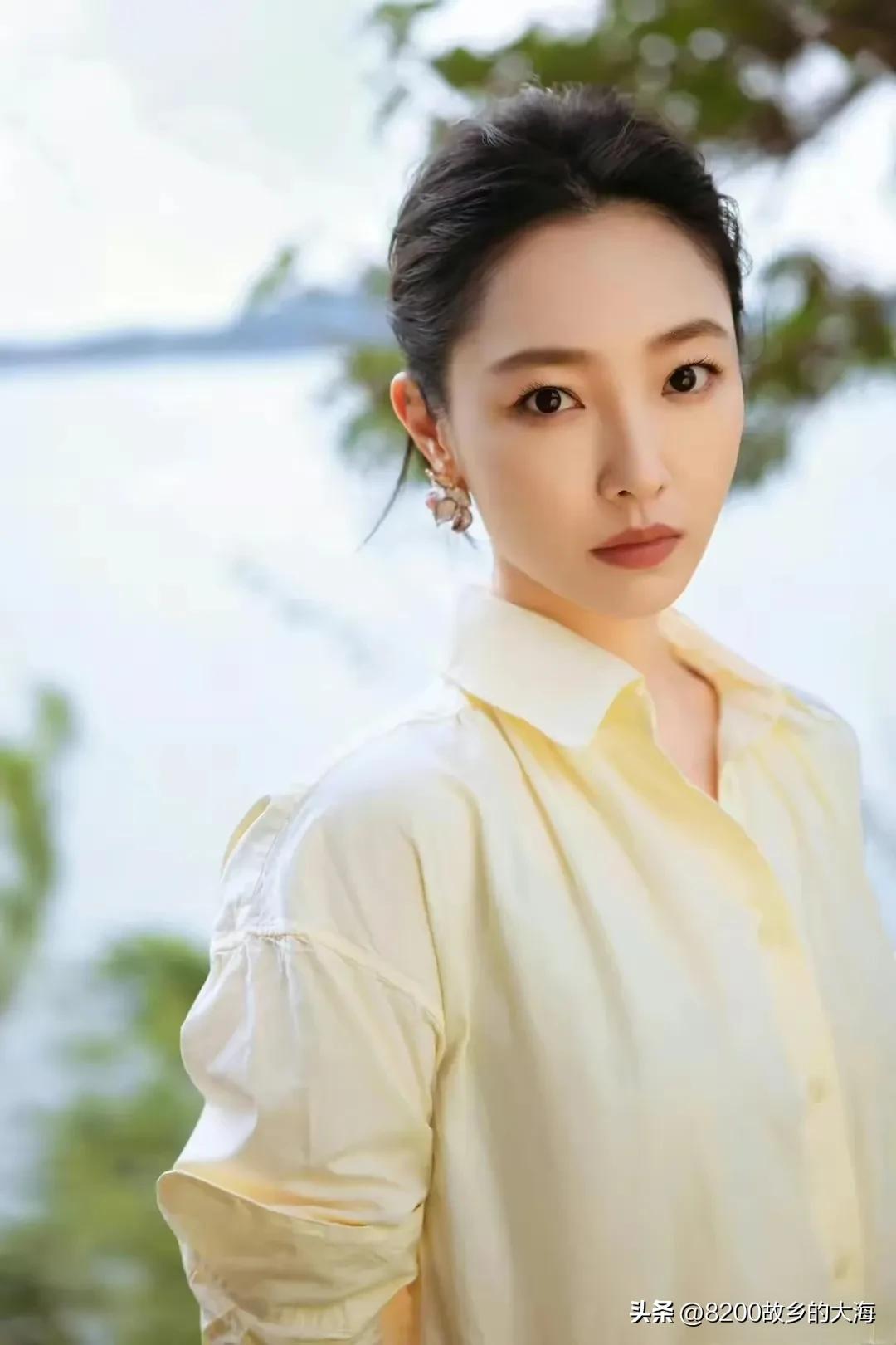 正是看荷花开的好时节,荷花盛开的季节便是人间好时节