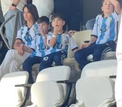 梅西为三个孩子以后的生活发愁了,梅西三个儿子对他的评价