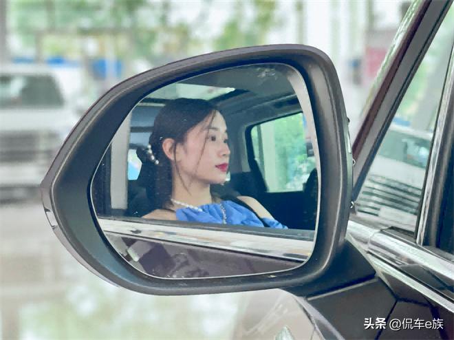 在超超超大的大通MIFA9里自拍，出片率超高