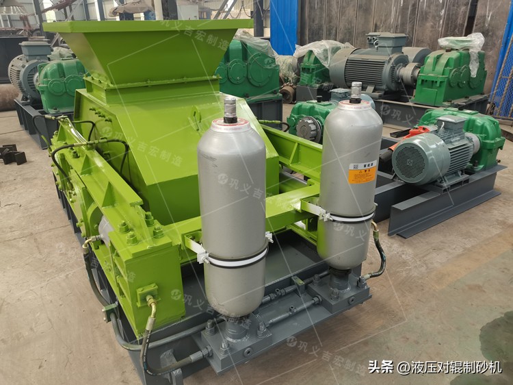 小型对辊砂石破碎机多少钱一台,小型粉碎机1小时粉碎多少料